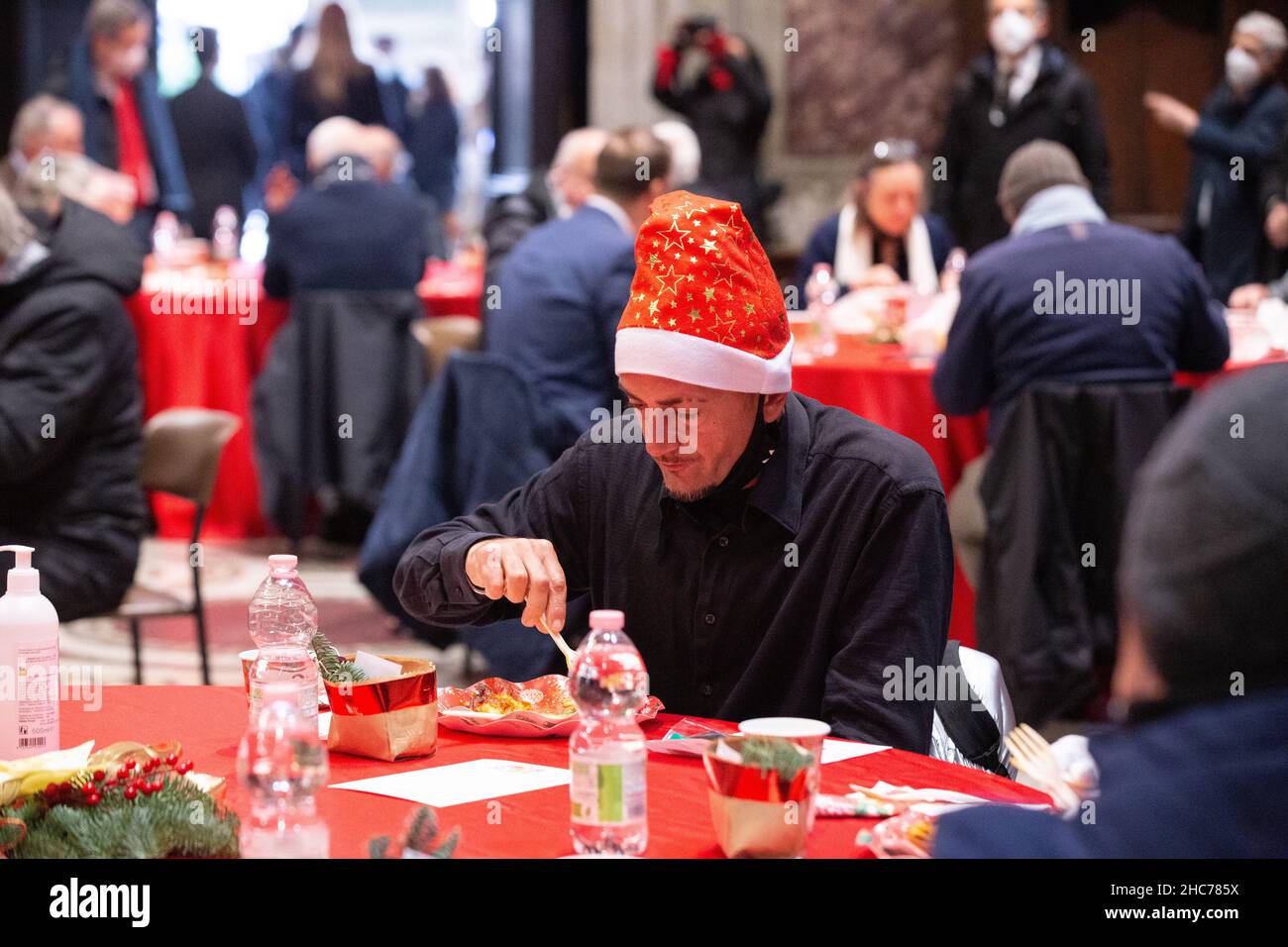 Rom, Italien. 25th Dez 2021. Weihnachtsessen für die Armen organisiert von der Gemeinschaft Sant'Egidio in der Basilika Santa Maria in Trastevere (Foto: Matteo Nardone/Pacific Press) Quelle: Pacific Press Media Production Corp./Alamy Live News Stockfoto