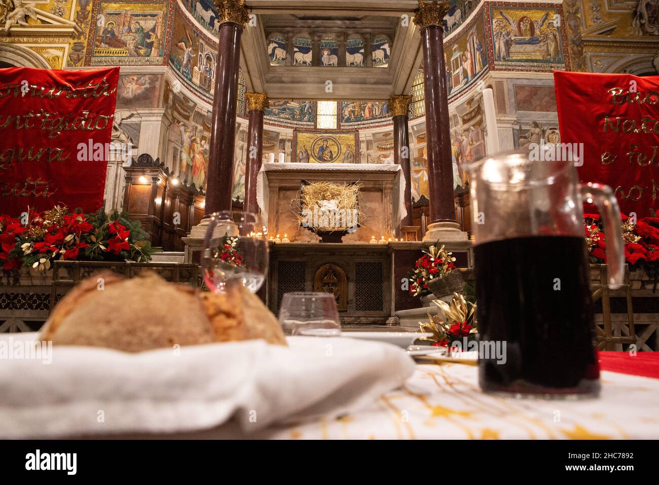 Rom, Italien. 25th Dez 2021. Vorbereitung des Weihnachtsessens in der Basilika Santa Maria in Trastevere (Foto: Matteo Nardone/Pacific Press) Quelle: Pacific Press Media Production Corp./Alamy Live News Stockfoto