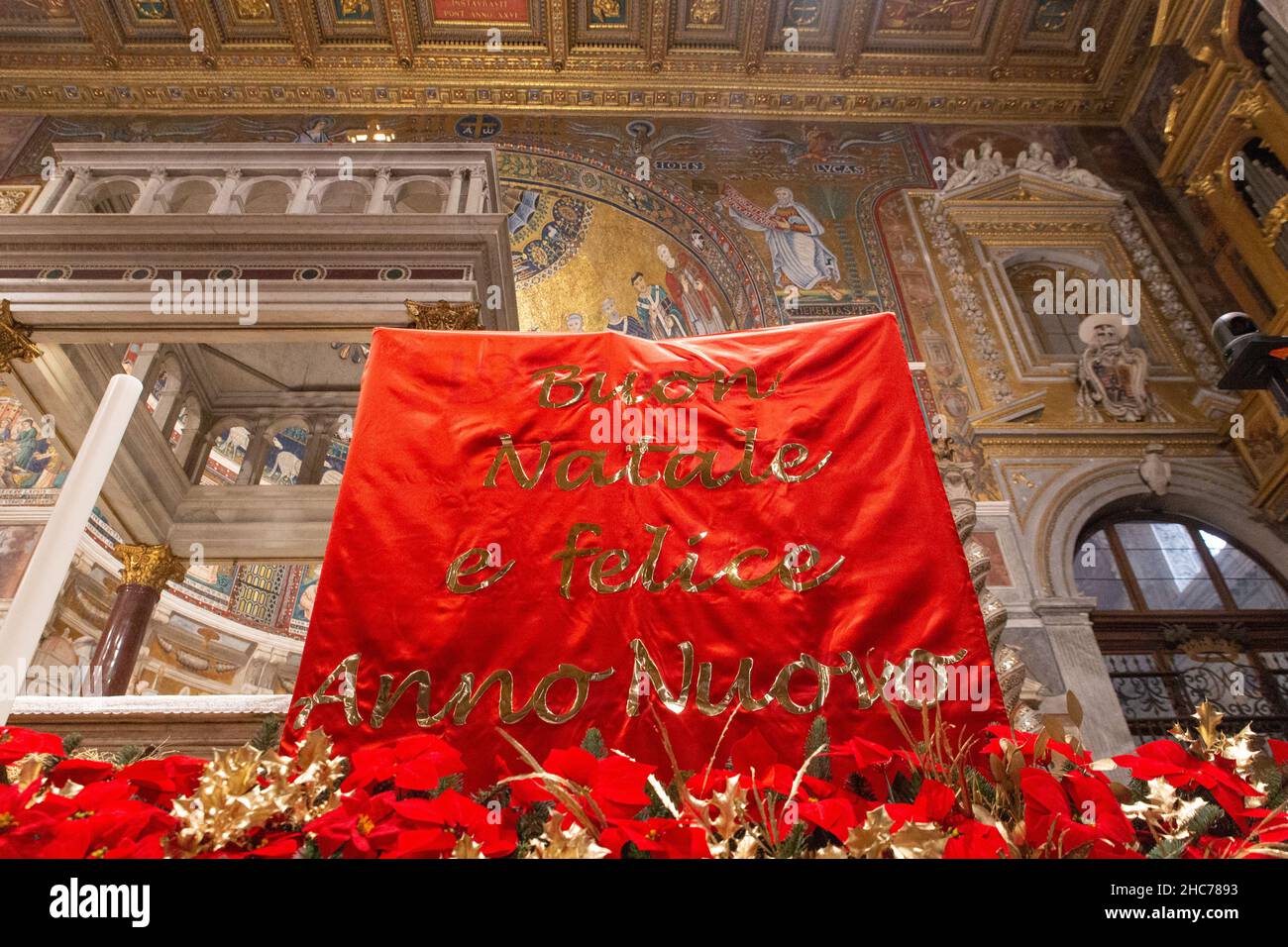 Rom, Italien. 25th Dez 2021. Vorbereitung des Weihnachtsessens in der Basilika Santa Maria in Trastevere (Foto: Matteo Nardone/Pacific Press) Quelle: Pacific Press Media Production Corp./Alamy Live News Stockfoto