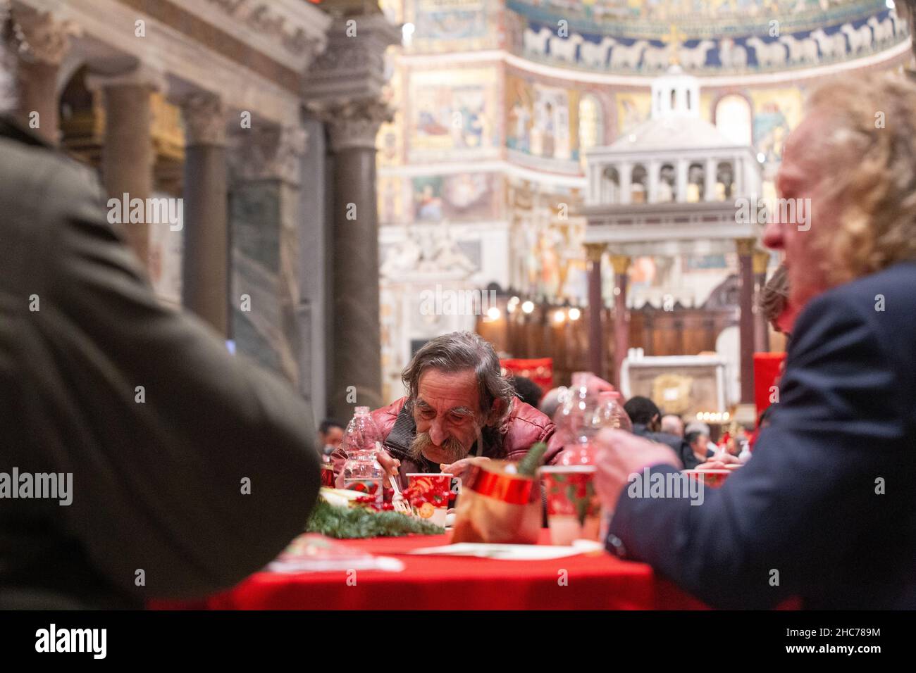 Rom, Italien. 25th Dez 2021. Weihnachtsessen für die Armen organisiert von der Gemeinschaft Sant'Egidio in der Basilika Santa Maria in Trastevere (Foto: Matteo Nardone/Pacific Press) Quelle: Pacific Press Media Production Corp./Alamy Live News Stockfoto