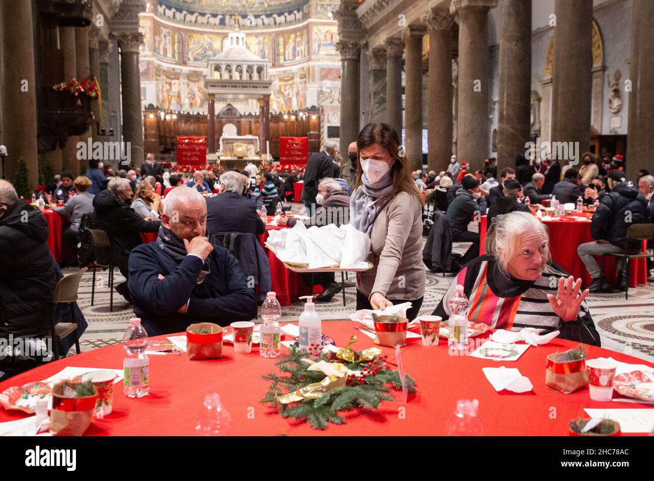 Rom, Italien. 25th Dez 2021. Weihnachtsessen für die Armen organisiert von der Gemeinschaft Sant'Egidio in der Basilika Santa Maria in Trastevere (Foto: Matteo Nardone/Pacific Press) Quelle: Pacific Press Media Production Corp./Alamy Live News Stockfoto