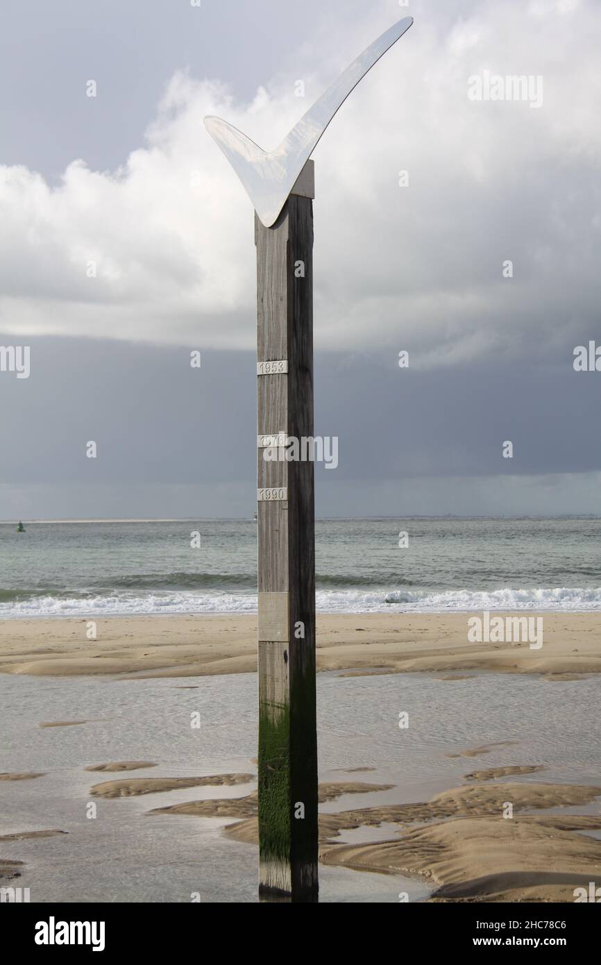 Nahaufnahme einer Statue mit einem Zickensymbol am Strand Stockfoto