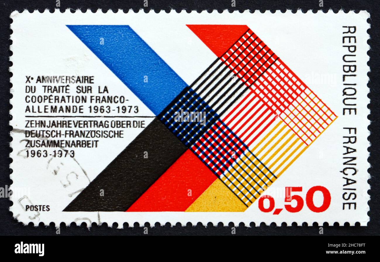 FRANKREICH - UM 1973: Eine in Frankreich gedruckte Briefmarke zeigt Farben von Frankreich und Deutschland verschränkt, 10th. Jahrestag der Deutsch-Französischen Zusammenarbeit TR Stockfoto