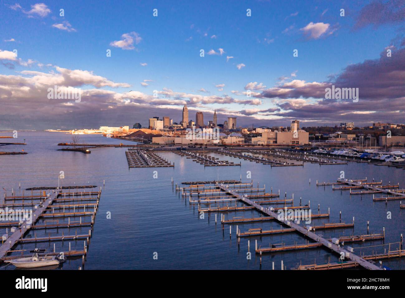 Luftaufnahme der Innenstadt von Cleveland mit den Docks am Edgewater Park in der Vorderseite Stockfoto