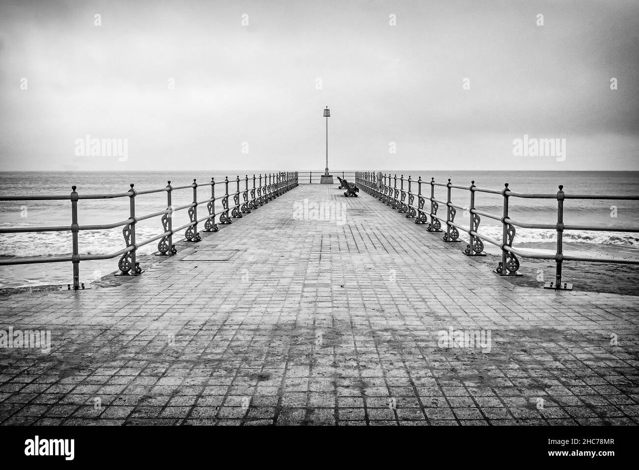 Swanage Küstenstadt an einem Wintertag. Eine schwarz-weiße Behandlung, die wie eine alte Postkarte aussieht Stockfoto