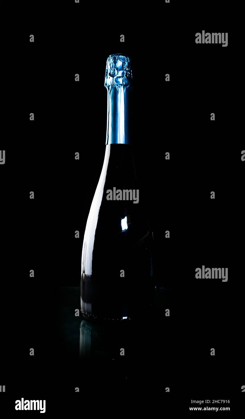 Flasche Champagner auf schwarzem Hintergrund Stockfoto