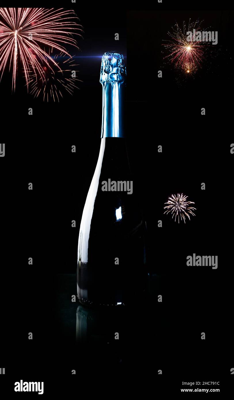 Flasche Champagner auf einem schwarzen Handicap mit Feuerwerk Stockfoto