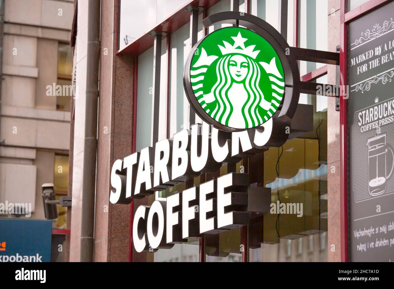 Prag, Tschechische Republik - 22. Dezember 2015. Starbucks-Kaffee-Schild. Starbucks Coffee ist eine amerikanische Kette von Coffee Shops, die in Seattle gegründet wurde. Stockfoto
