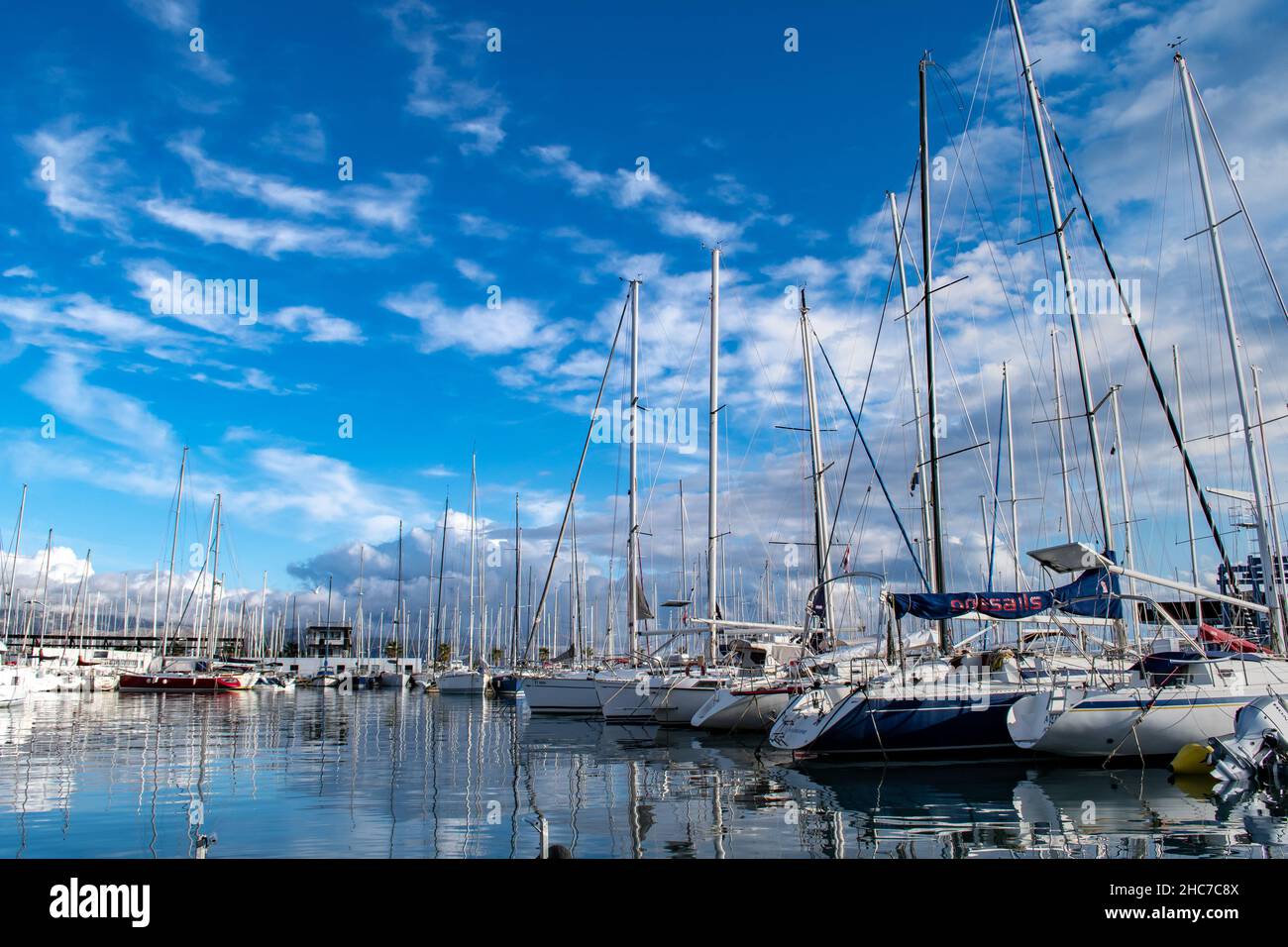 Split, Kroatien-27. November 2021: Boote in den ruhigen blauen Hafengewässern des Seehafens entlang der Adria, Dalmatien Küste, Reisen/Tourismus Stockfoto