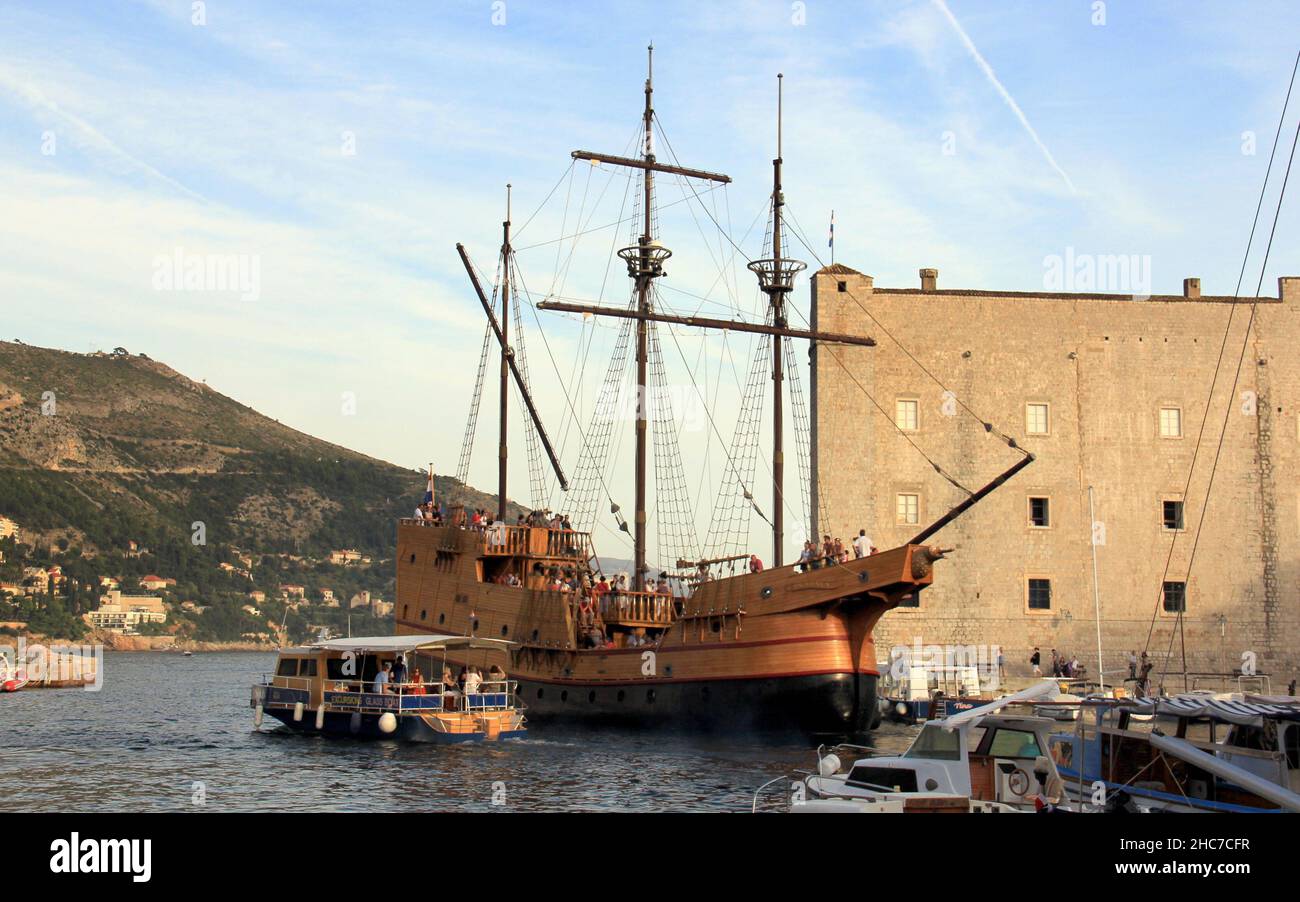 Nachbildung des mittelalterlichen Segelschiffes, der Karacke, die als