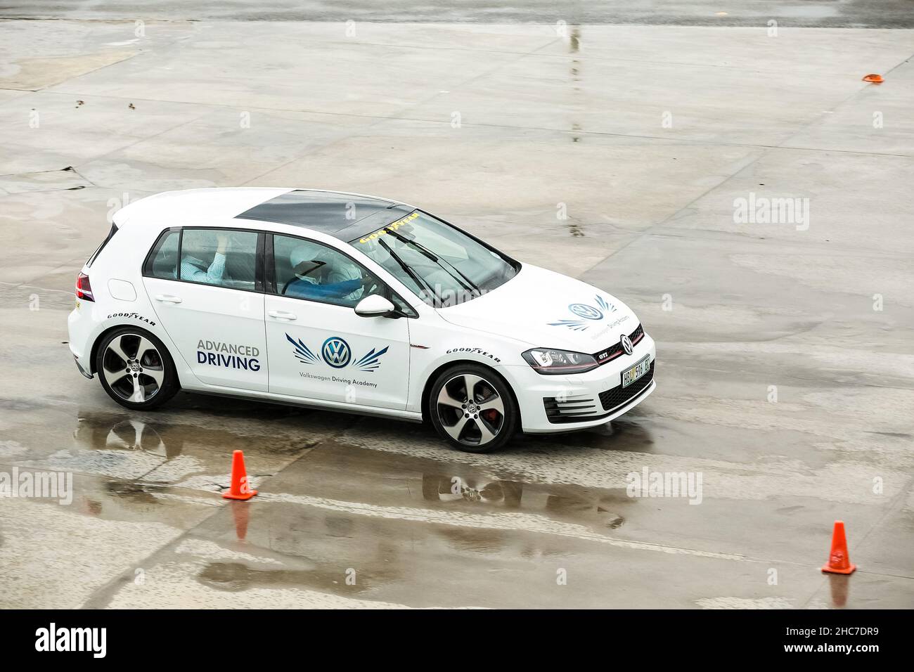 Johannesburg, Südafrika - 29. Oktober 2013: VW Fahrunterricht auf der Kyalami-Rennstrecke Stockfoto
