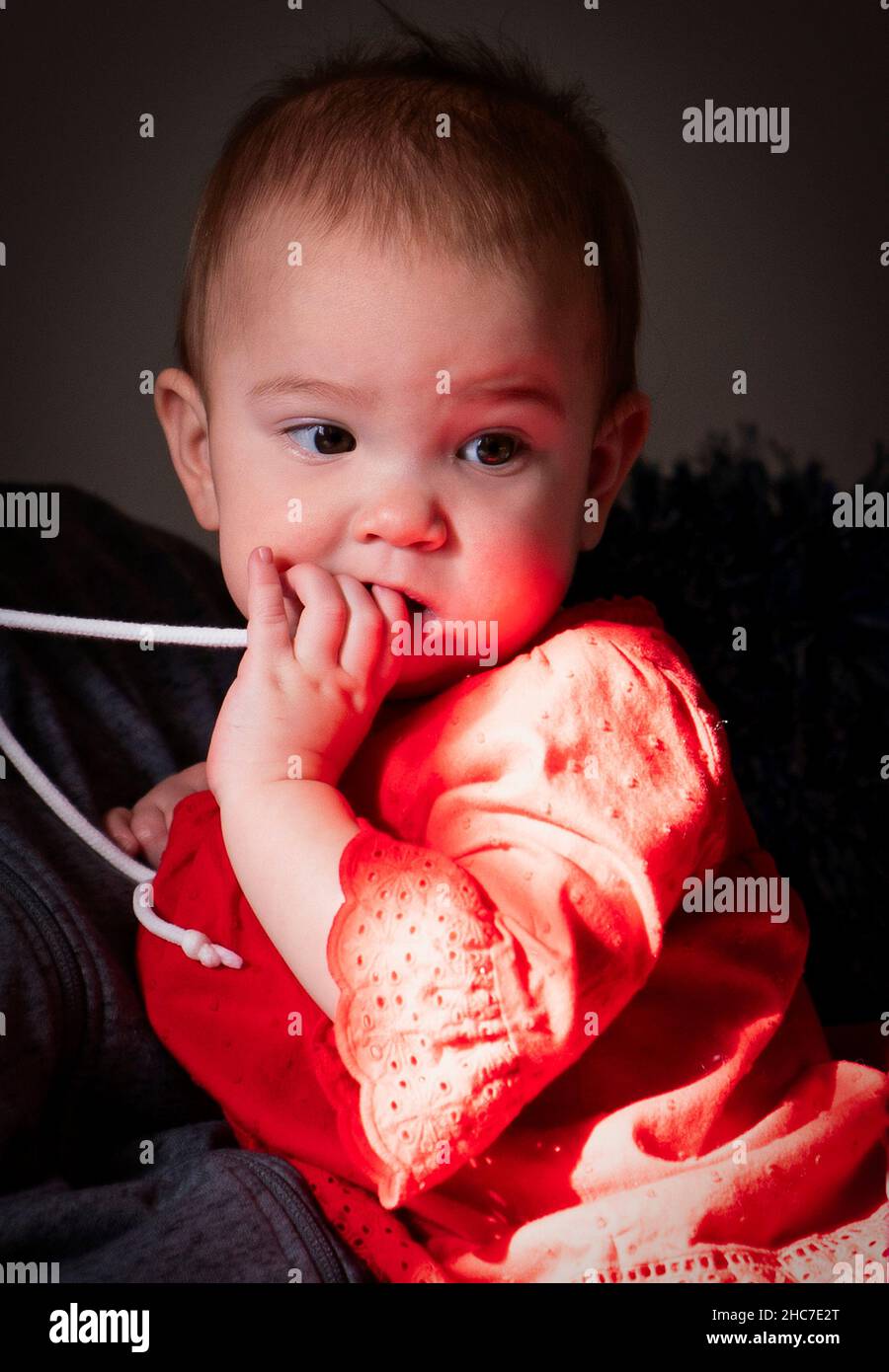 Baby Mädchen im Licht vom Fenster Stockfoto