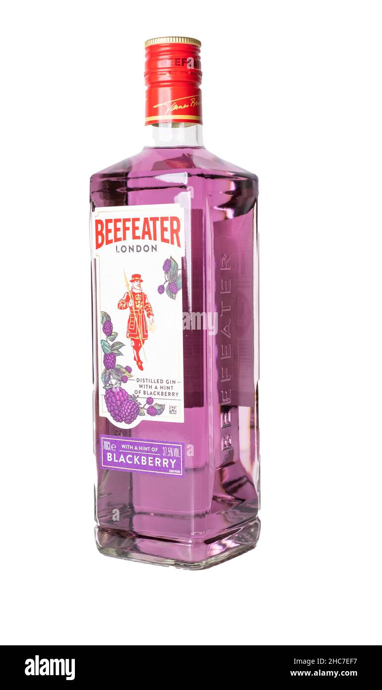 Norwich, Norfolk, Großbritannien – Dezember 2021. Eine Flasche Beefeater London Gin mit Brombeergeschmack, isoliert auf einem schlichten weißen Hintergrund ausgeschnitten Stockfoto