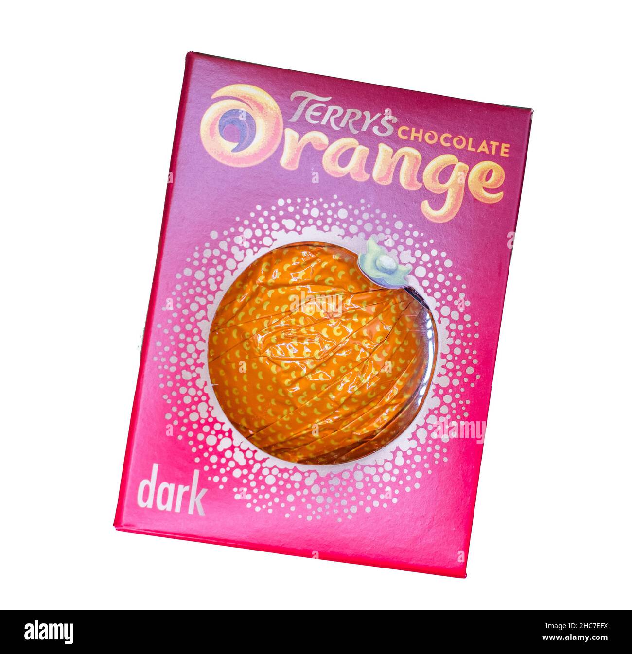 Norwich, Norfolk, Großbritannien – Dezember 2021. Ein Terrys Chocolate Orange Dark Cut, isoliert auf einem schlichten weißen Hintergrund Stockfoto