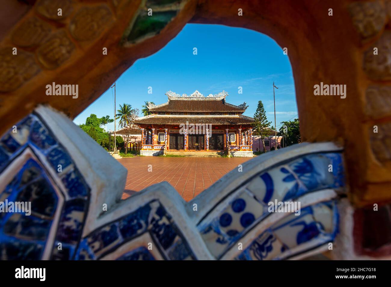 Ein Blick durch eines der Tempelgebäude. Stockfoto