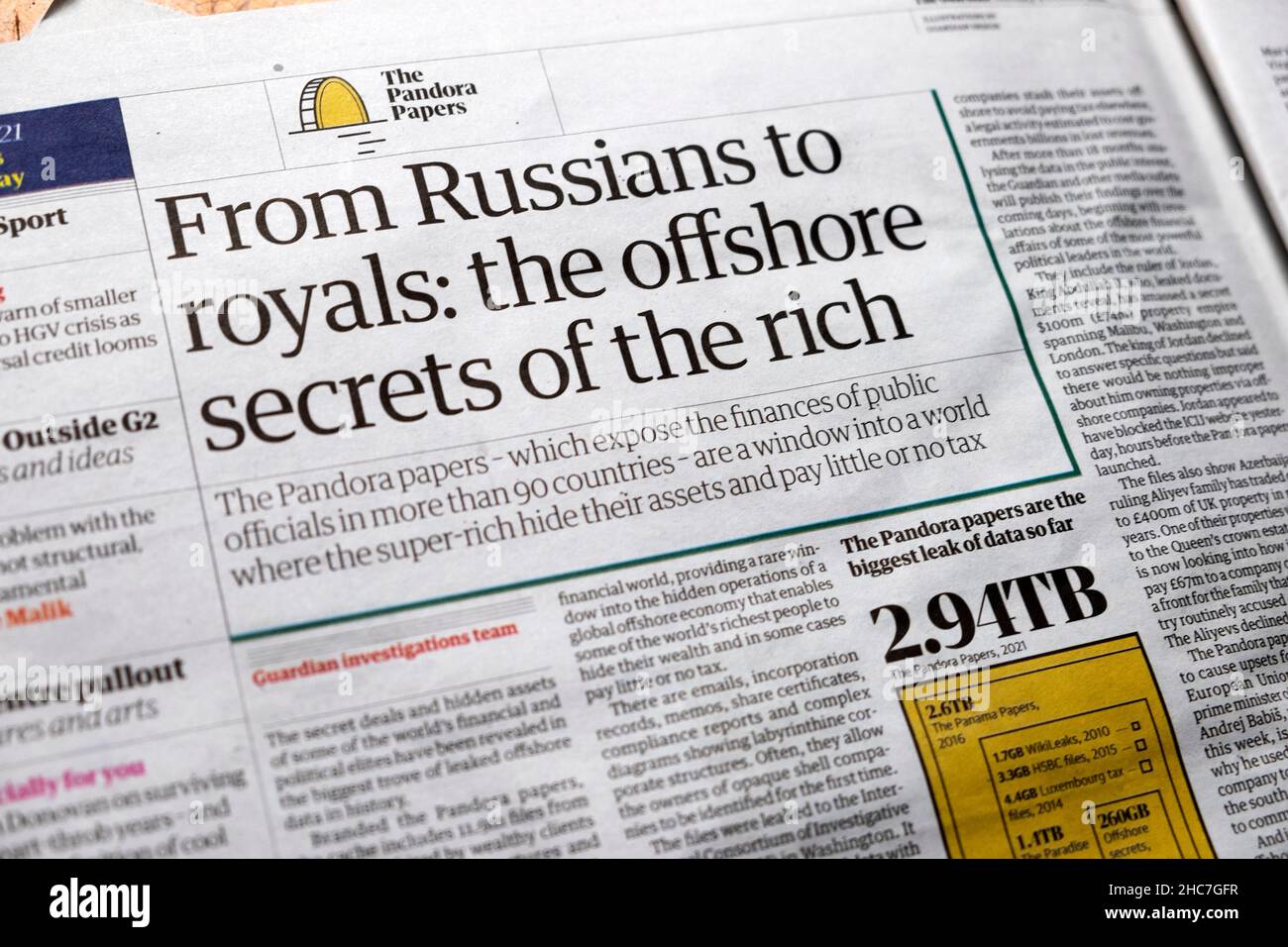 „von Russen zu Royals: Die Offshore-Geheimnisse der Reichen“ Headline-Clip der Zeitung Guardian Pandora Papers 4. Oktober 2021 London England Großbritannien Stockfoto