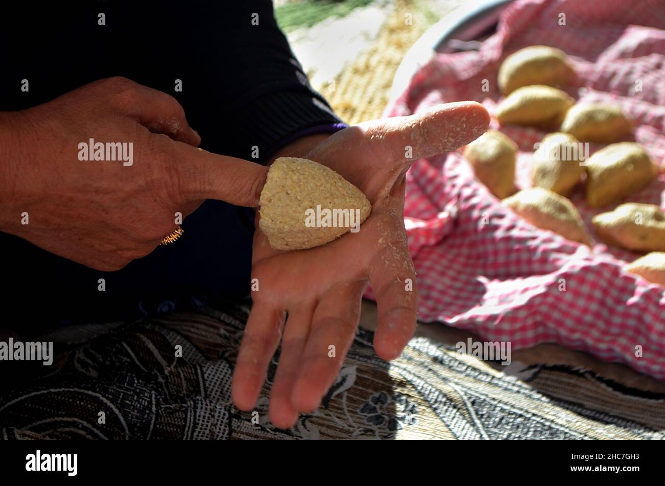 Frau, die Kibbeh mit ihrer Hand macht Stockfoto