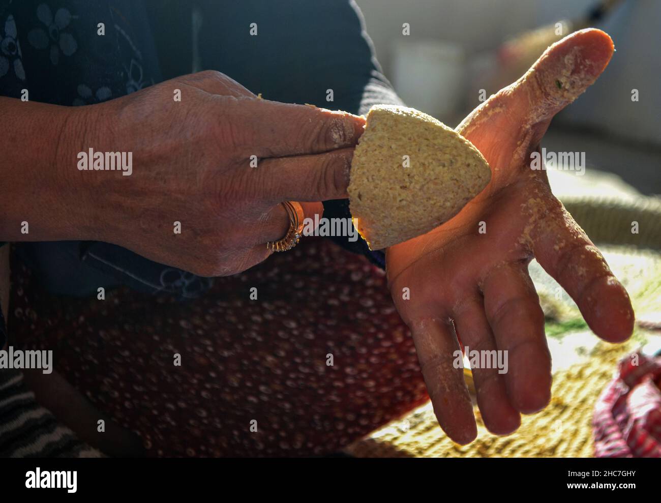 Frau, die Kibbeh mit ihrer Hand macht Stockfoto