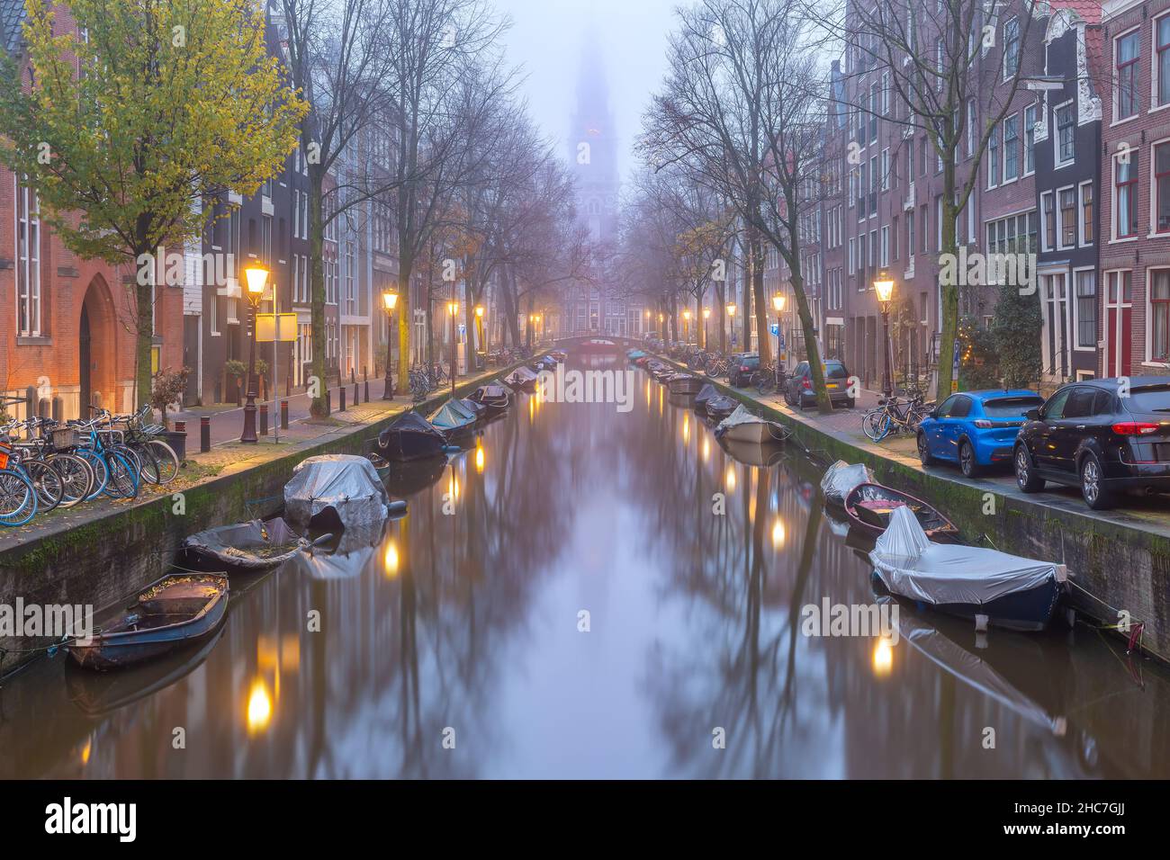 Abend Amsterdam Kanal Groenburgwal mit Zuiderkerk, Südkirche, im Morgennebel, Holland, Niederlande. Stockfoto