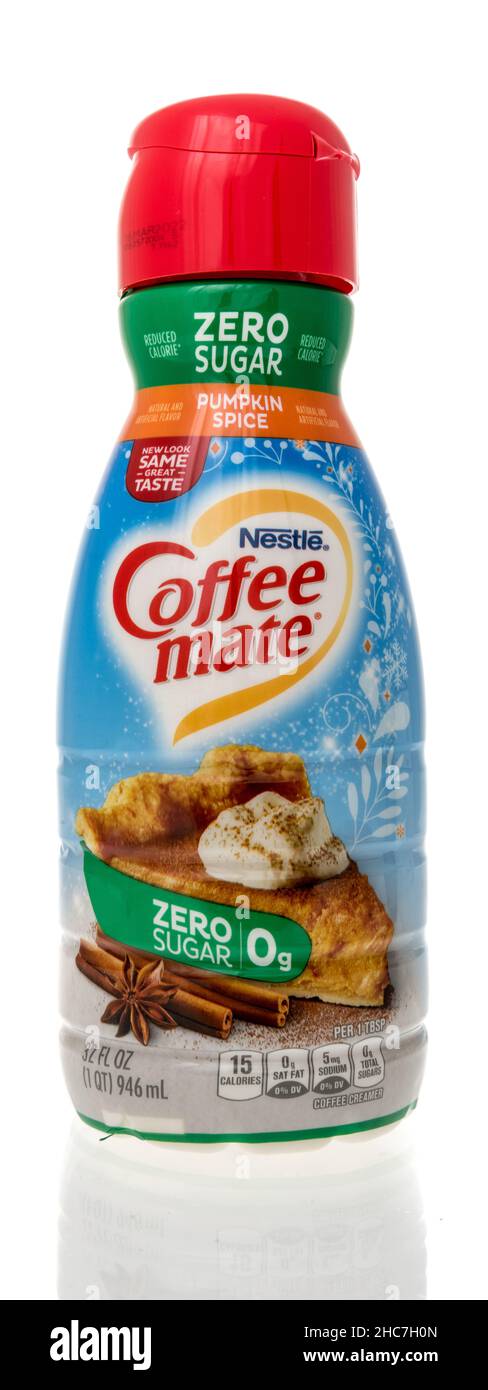 Winneconne, WI -21. Dezember 2021: Ein Paket von Neslte Coffee Mate Kürbis Gewürz-Geschmack Kaffeesahne auf einem isolierten Hintergrund Stockfoto
