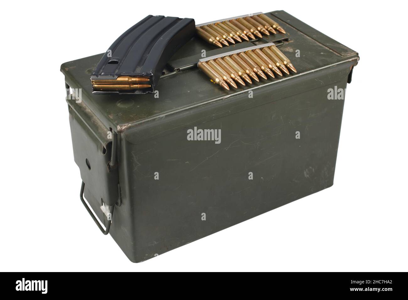 Ammutionsküvette mit isolierten Patronen mit weißem Hintergrund Stockfoto