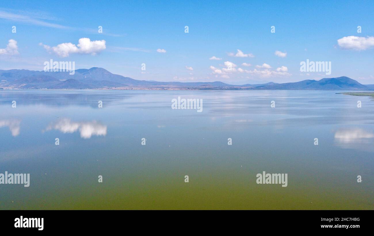 Spiegelung des klaren, blauen Himmels auf der Wasseroberfläche Stockfoto