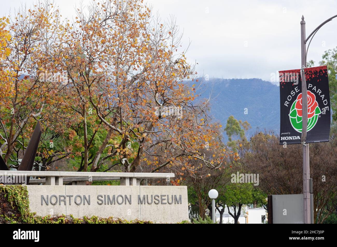 Ein Schild, das 2022 das Turnier der Rosen gegen das Norton Simon Museum ankündigt. Stockfoto