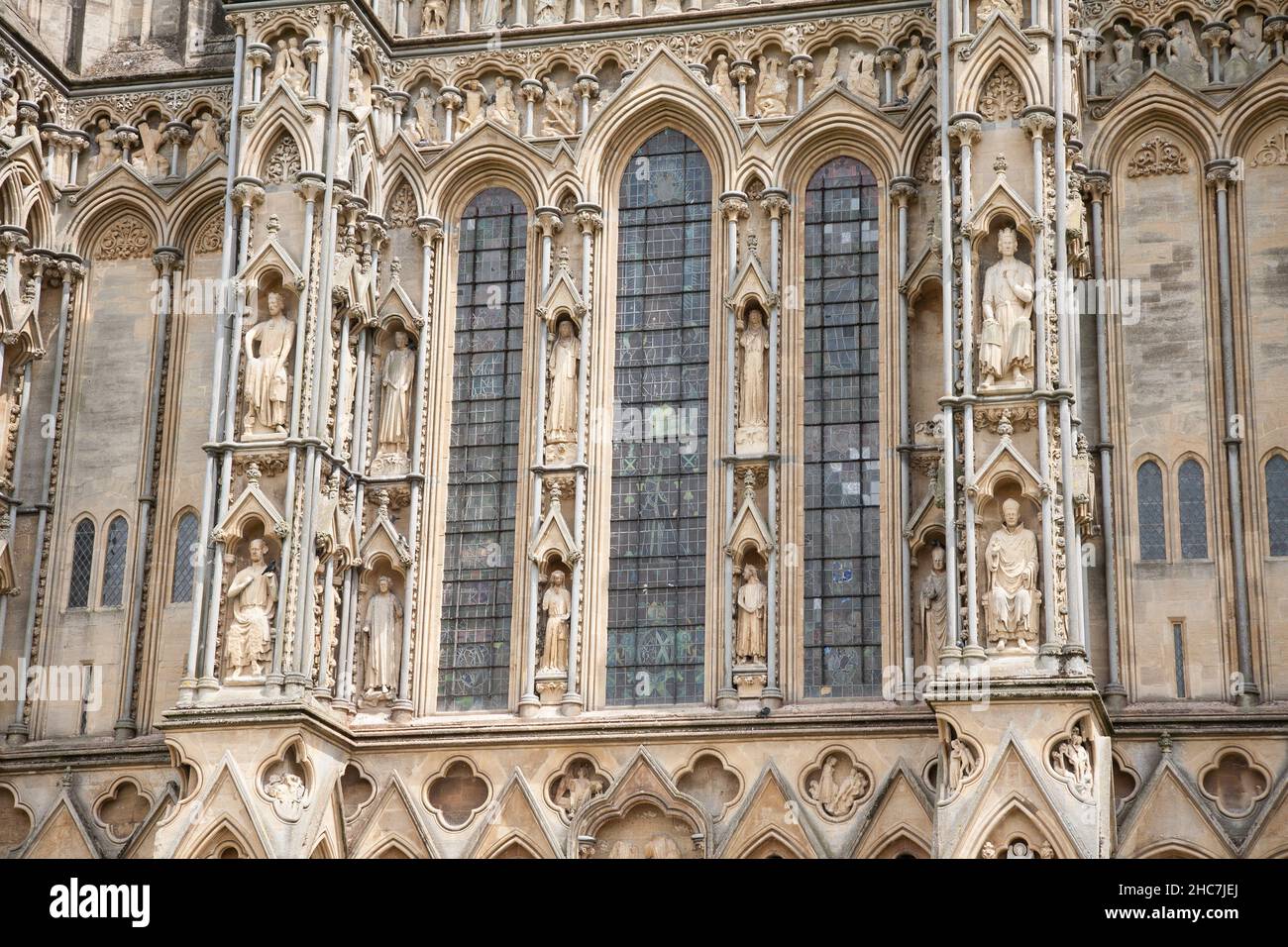 Wells Cathedral, Westansicht von Skulpturen und Fenstern Stockfoto