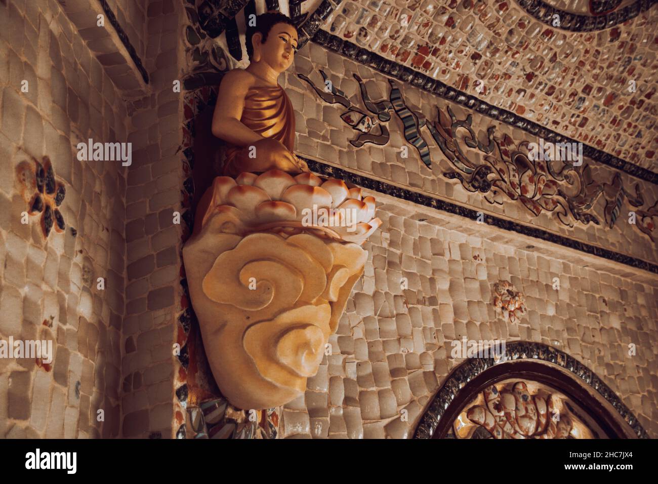 Nahaufnahme der dekorativen Statue in der Linh Phuoc Pagode in Da lat, Vietnam Stockfoto