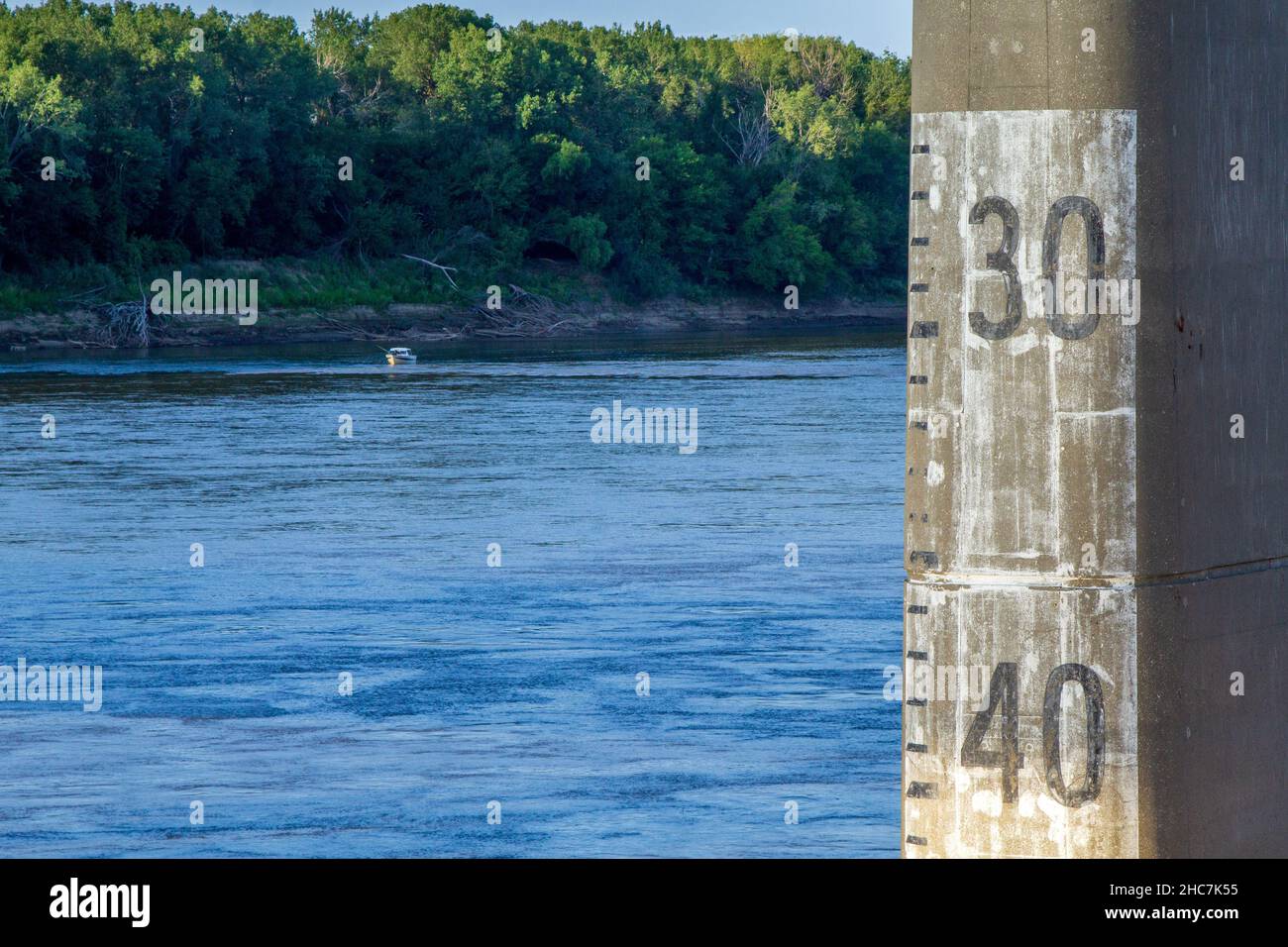 Wunderschöne Aufnahme eines Fischerbootes auf dem Missouri River während des Tages Stockfoto