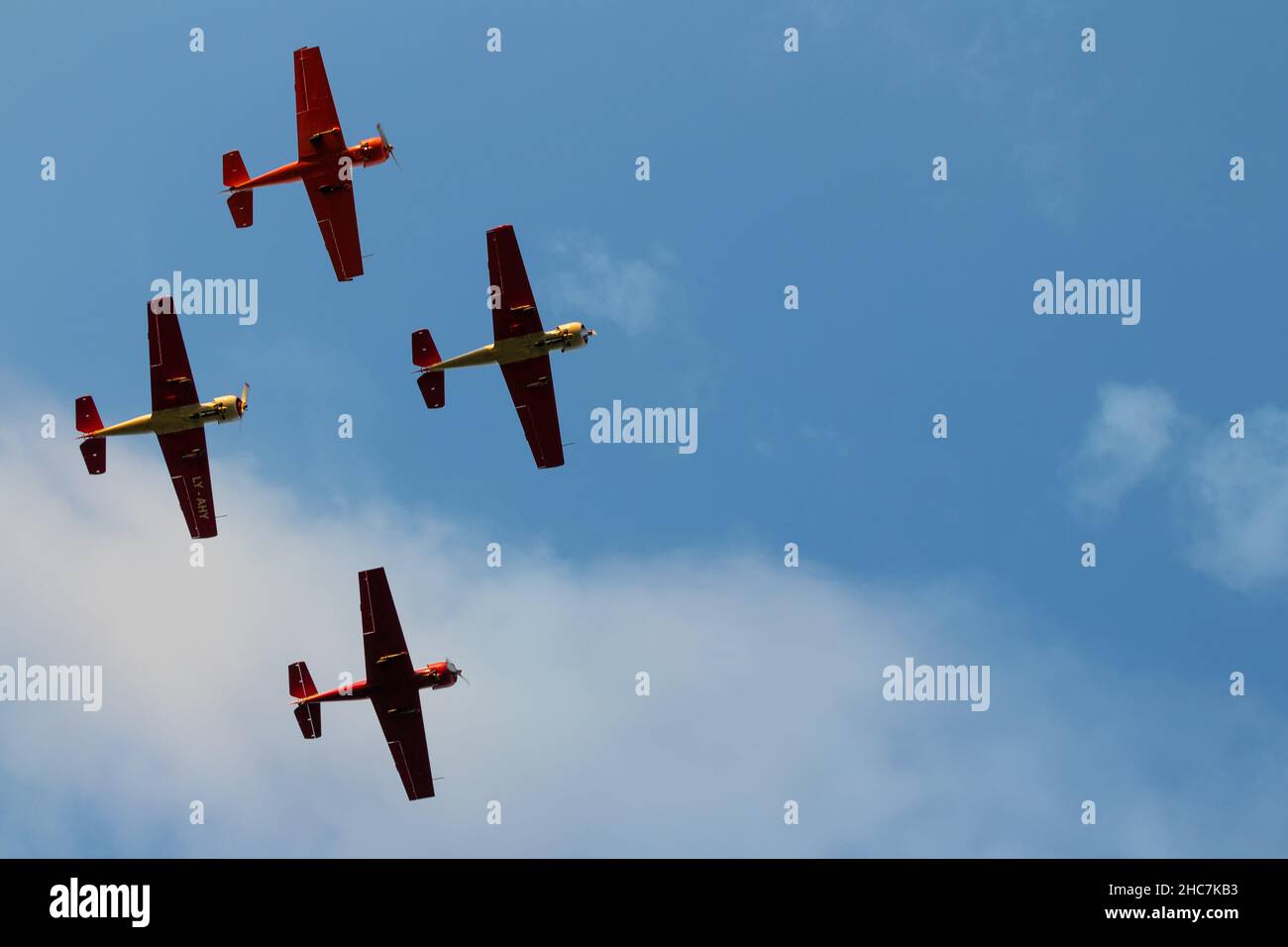 Vier Flugzeuge Flugshow in der Stadt Alytus Himmel, Litauen Stockfoto