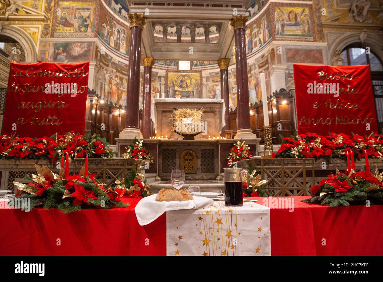 Rom, Italien. 25th Dez 2021. Vorbereitung des Weihnachtsessens in der Basilika Santa Maria in Trastevere (Bild: © Matteo Nardone/Pacific Press via ZUMA Press Wire) Stockfoto