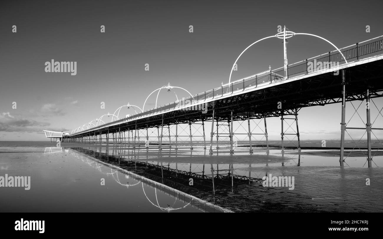 Schwarz-Weiß-Studie des Southport Pier an einem Wintermorgen Stockfoto