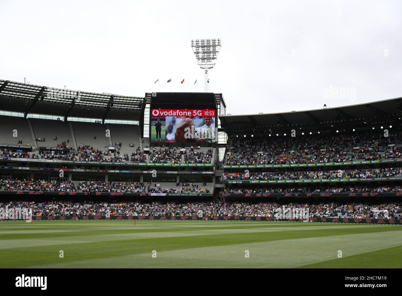 Melbourne, Australien. 26th Dez 2021. MELBOURNE, AUSTRALIEN - 26. DEZEMBER: Eine allgemeine Ansicht des MCG vor dem ersten Tag des dritten Vodafone Test Cricket-Spiels zwischen Australien und England auf dem Melbourne Cricket Ground am 26. Dezember 2021 in Melbourne, Australien. Bild: brett keating/Alamy Live News Stockfoto