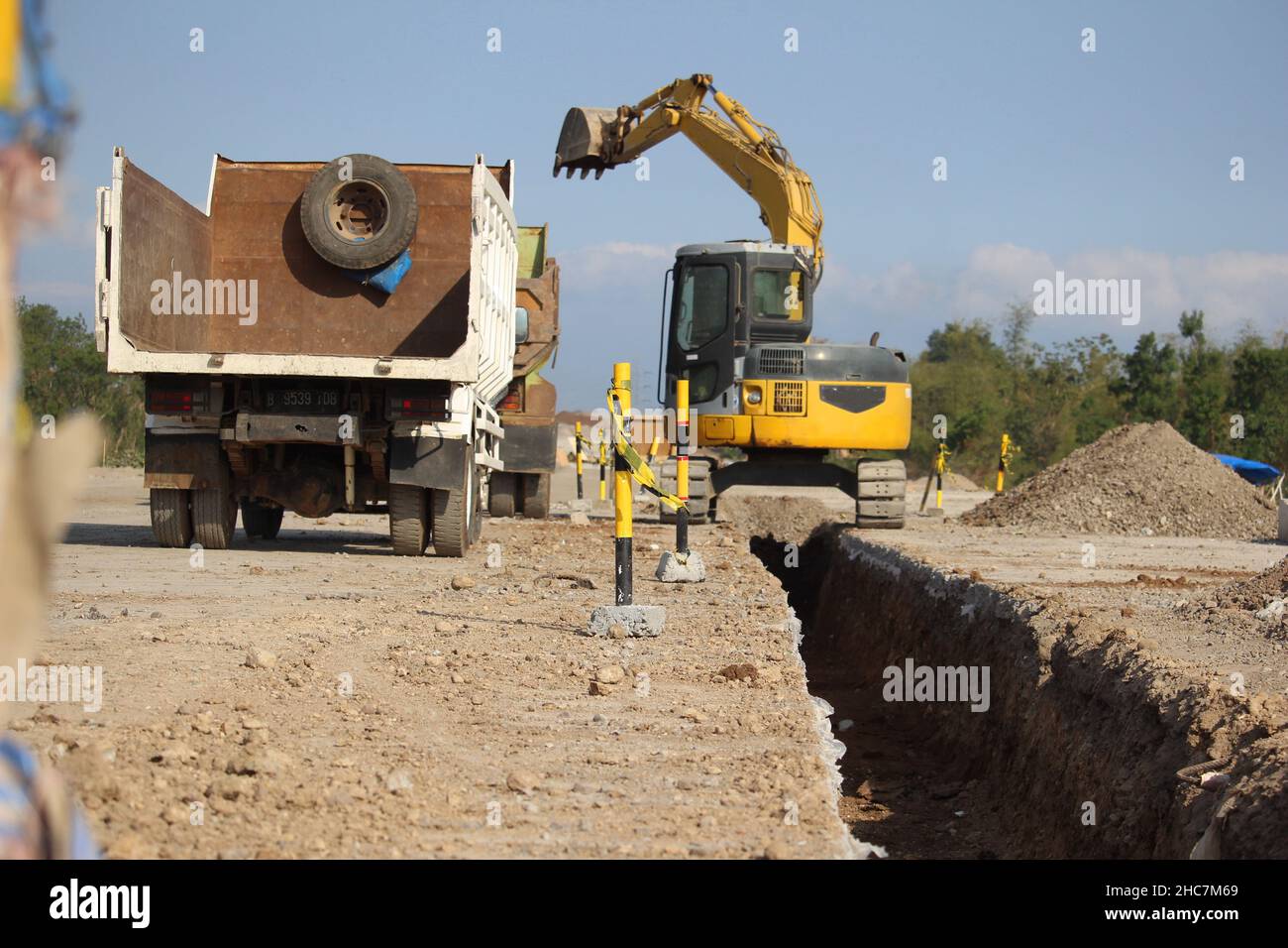 Schwermaschinen-Aktivitäten bei Bauprojekten von mautpflichtigen Straßen, Autobahnen, Brücken und anderen Bauvorhaben Stockfoto