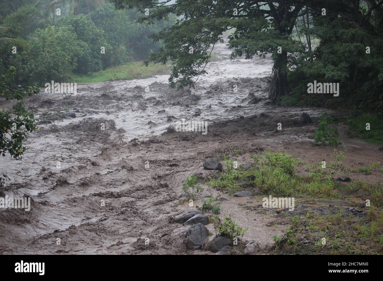 Ein Fluss, der am Rande eines noch schönen und geschützten Waldes überflutet wird, fließt in das Dorf Stockfoto