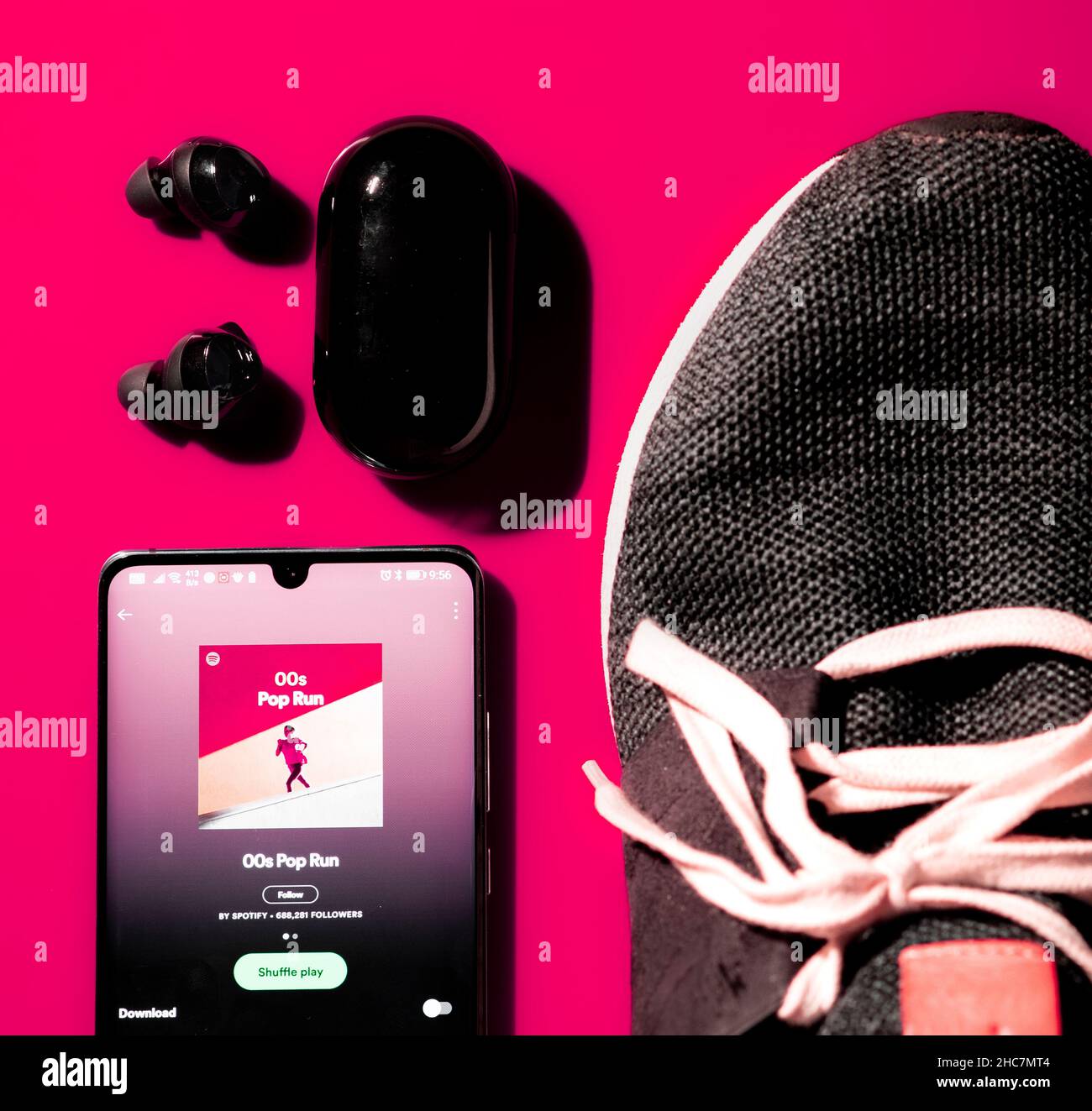Flatlay von Ohrhörern Laufschuh und Telefon Stockfoto
