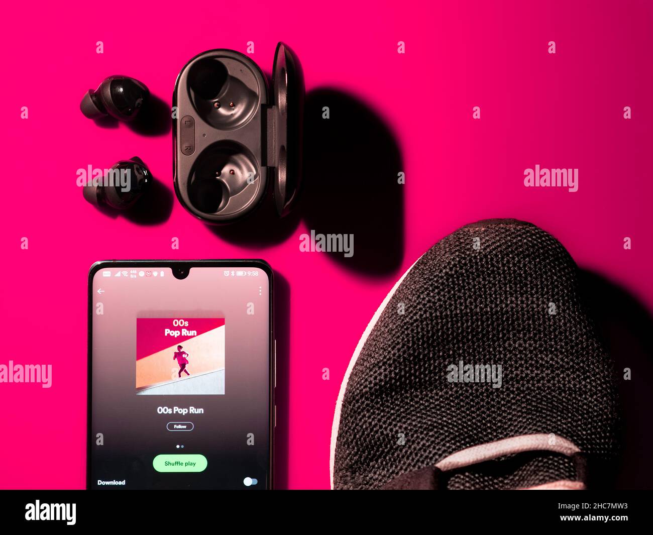 Flatlay von Ohrhörern Laufschuh und Telefon Stockfoto