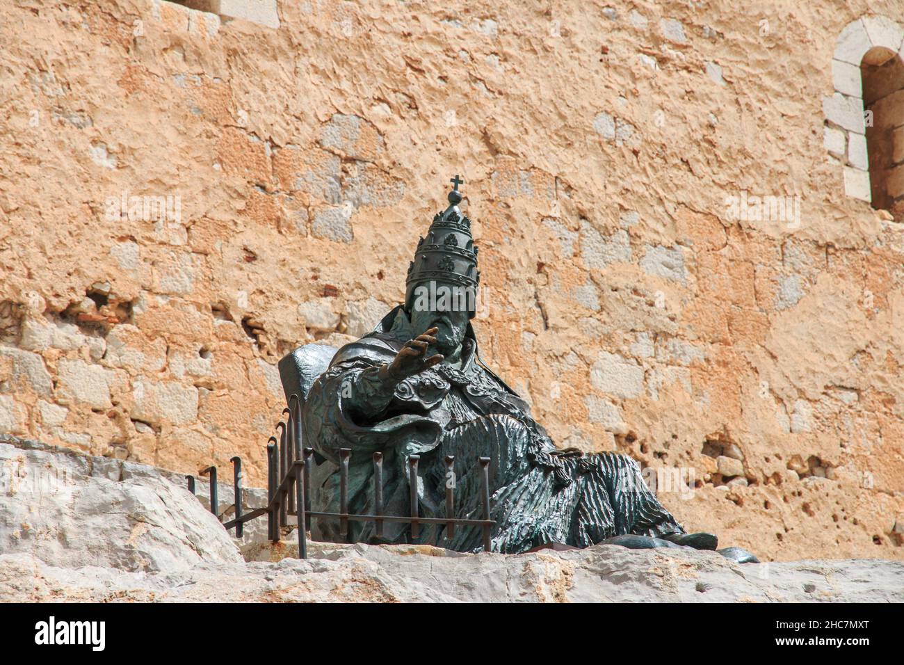 Wunderschöne Aufnahme der Statue von Benedikt XIII. Während des Tages Stockfoto