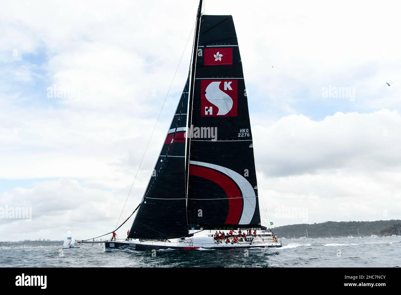 Sydney Harbour, Sydney, Australien. 26th Dez 2021. Rolex Sydney Hobart Yacht Race; SHK SCALLYWAG 100 mit Skipper von David Witt führt das Rennen an, während die Flotte sich den Heads nähert Credit: Action Plus Sports/Alamy Live News Stockfoto