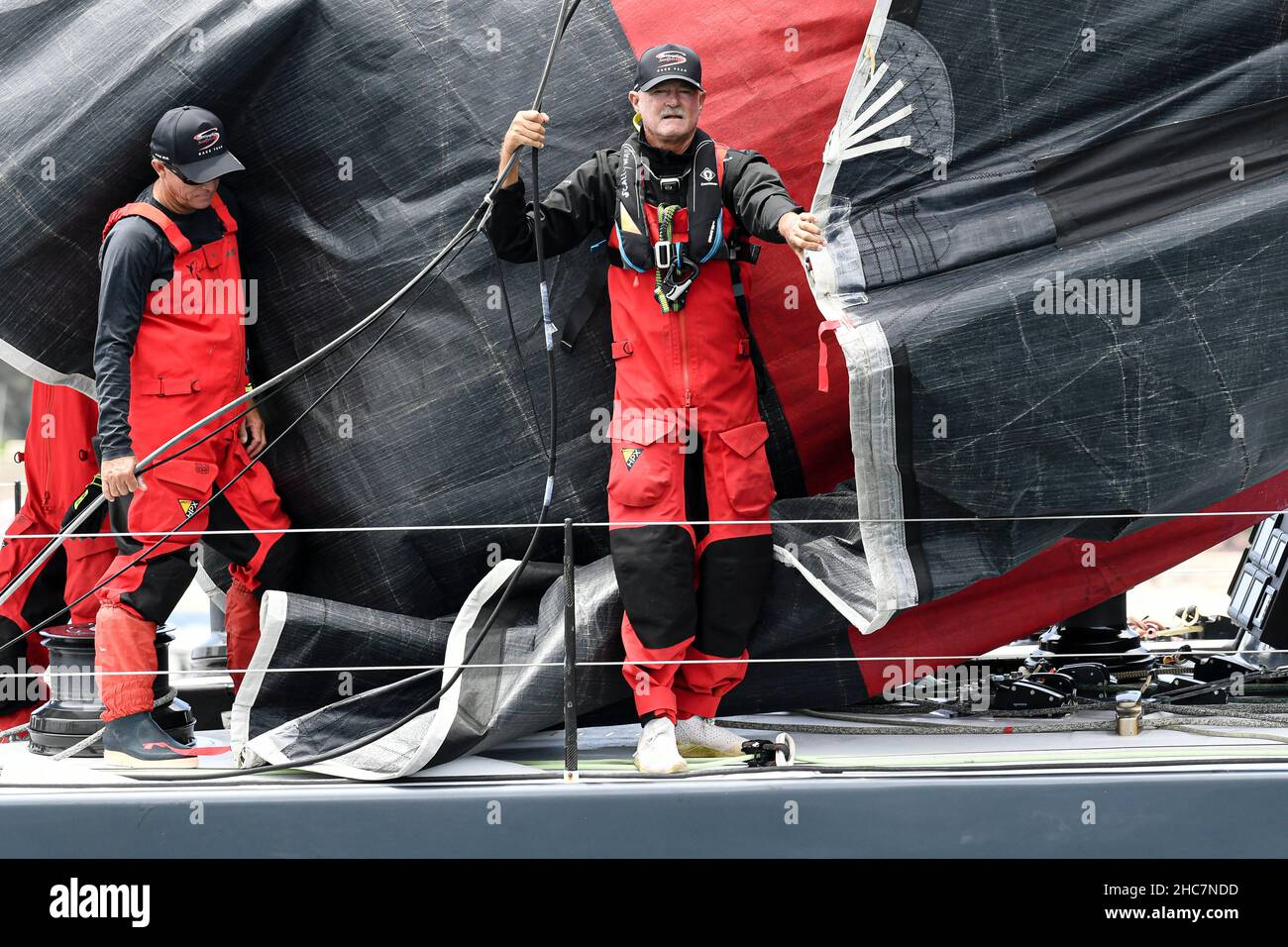 Sydney Harbour, Sydney, Australien. 26th Dez 2021. Rolex Sydney Hobart Yacht Race; die Crew bereitet sich auf den Start des Rennens an Bord der SHK SCALLYWAG 100 mit David Witt vor Credit: Action Plus Sports/Alamy Live News Stockfoto