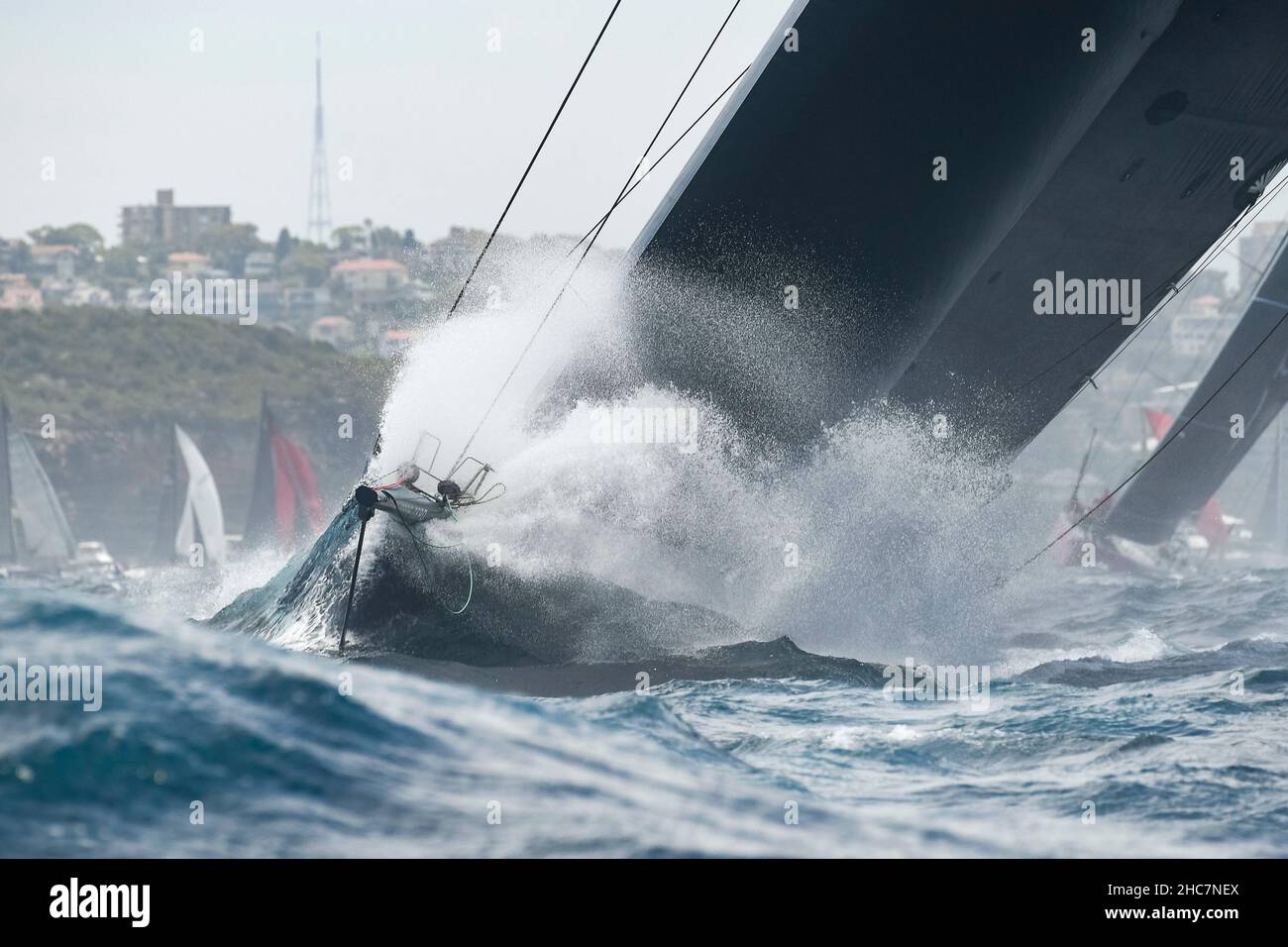 Sydney Harbour, Sydney, Australien. 26th Dez 2021. Rolex Sydney Hobart Yacht Race; BLACK JACK von Mark Bradford mit Skipper, um mit SHK SCALLYWAG 100 Schritt zu halten, der von David Witt bei der Annäherung der Flotte an die Heads lief.Credit: Action Plus Sports/Alamy Live News Stockfoto