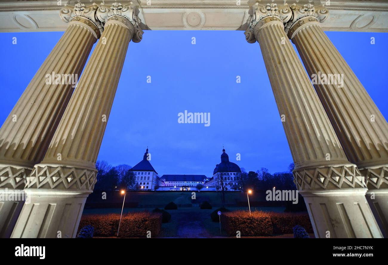 Gotha, Deutschland. 14th Dez 2021. Schloss Friedenstein im letzten Licht der Welt. Die Stiftung Schloss Friedenstein hat in ihrer ethnologischen Sammlung von rund 3.000 Objekten eine Sammlung von 140 Objekten entdeckt, die auf den bedeutenden Orientgelehrten Ulrich Jasper Seetzen (1767-1811) zurückgeht. Einst wurde er vom Herzog August von Sachsen-Gotha-Altenburg beauftragt, orientalische Antiquitäten, Drucke und Naturgegenstände zu erwerben. Quelle: Martin Schutt/dpa-Zentralbild/dpa/Alamy Live News Stockfoto