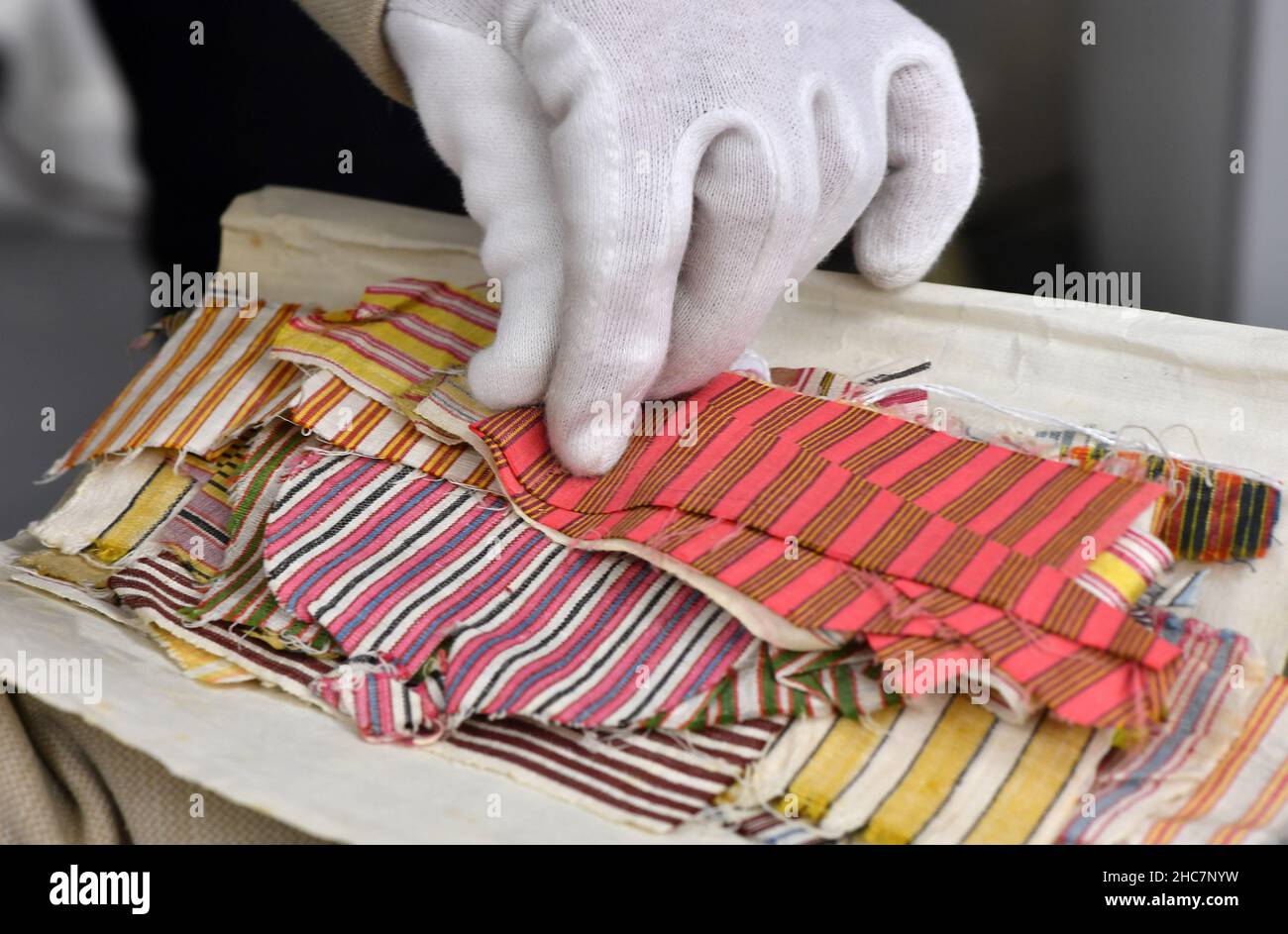 Gotha, Deutschland. 14th Dez 2021. Stoffproben werden von der Stiftung Schloss Friedenstein präsentiert. Die Stiftung Schloss Friedenstein hat in ihrer ethnologischen Sammlung von rund 3000 Objekten eine Sammlung von 140 Objekten entdeckt, die auf den bedeutenden Orientgelehrten Ulrich Jasper Seetzen (1767-1811) zurückgeht. Einst wurde er vom Herzog August von Sachsen-Gotha-Altenburg beauftragt, orientalische Antiquitäten, Drucke und Naturgegenstände zu erwerben. Quelle: Martin Schutt/dpa-Zentralbild/dpa/Alamy Live News Stockfoto