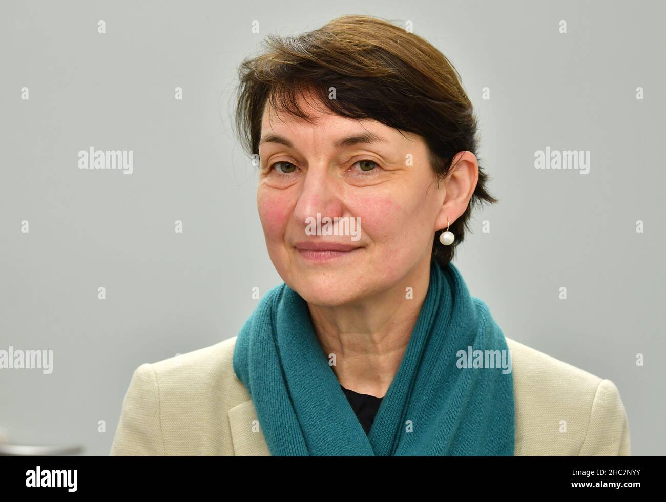 Gotha, Deutschland. 14th Dez 2021. Kerstin Volker-Saad, Ethnologin und freie Wissenschaftlerin bei der Stiftung Schloss Friedenstein. Die Stiftung Schloss Friedenstein hat in ihrer ethnologischen Sammlung von rund 3.000 Objekten eine Sammlung von 140 Objekten entdeckt, die auf den bedeutenden Orientgelehrten Ulrich Jasper Seetzen (1767-1811) zurückgeht. Einst wurde er vom Herzog August von Sachsen-Gotha-Altenburg beauftragt, orientalische Antiquitäten, Drucke und Naturgegenstände zu erwerben. Quelle: Martin Schutt/dpa-Zentralbild/dpa/Alamy Live News Stockfoto