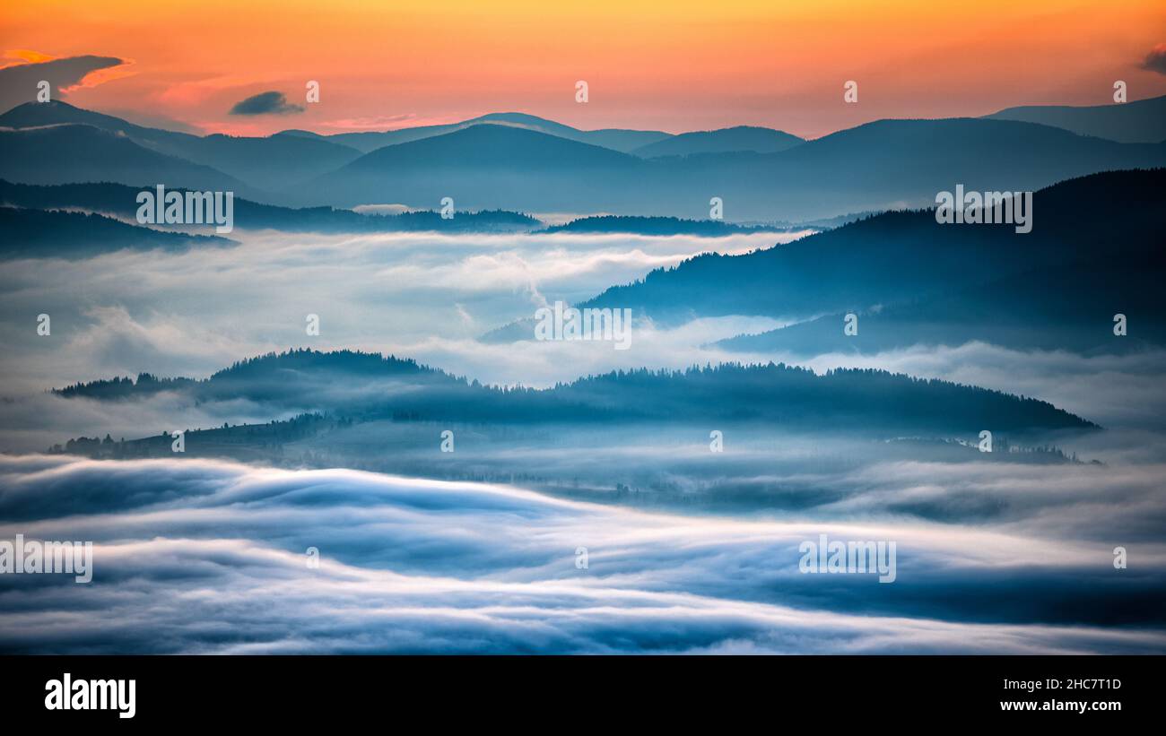 Der beste Sonnenaufgang am Berg. Die Karpaten, Gorgany, Ukraine. Stockfoto