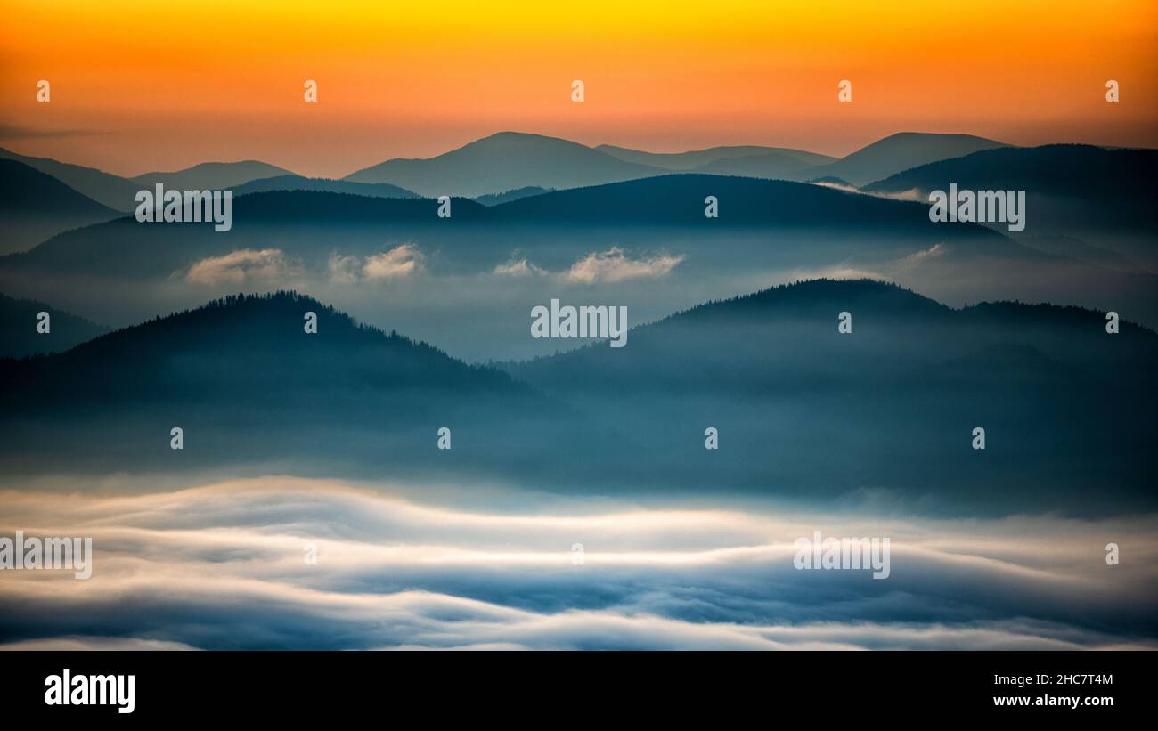 Der beste Sonnenaufgang am Berg. Die Karpaten, Gorgany, Ukraine. Stockfoto