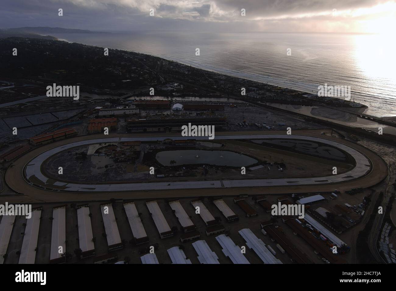 Eine Luftaufnahme der Del Mar Fairgrounds and Racetrack, Samstag, 25. Dezember 2021, in Del Mar, Kalif. Stockfoto