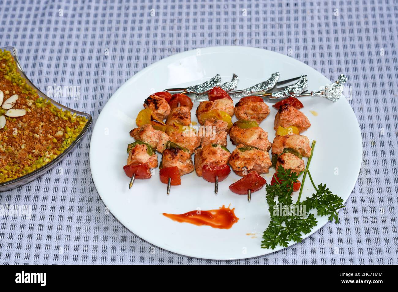 Türkischer Chicken Kebab mit Paprika, Tomaten und Petersilie. Stockfoto