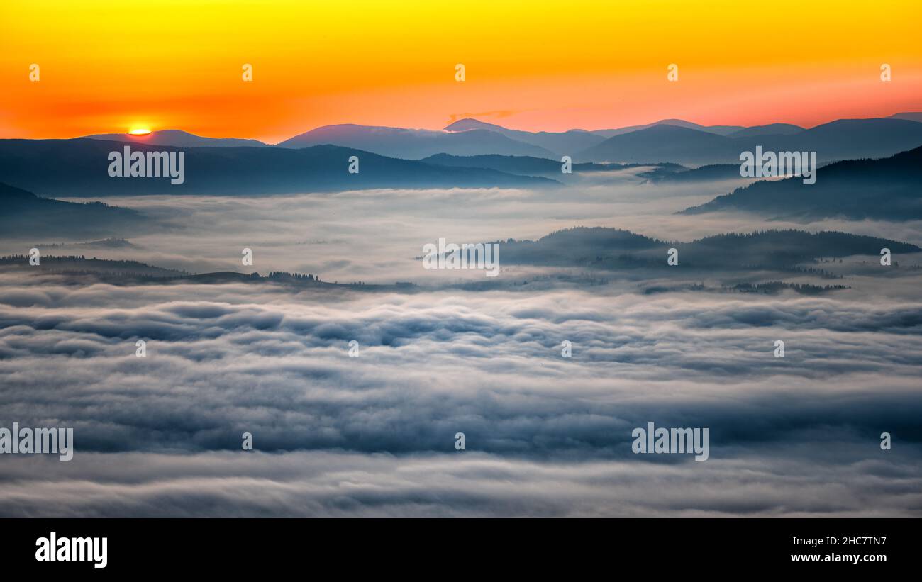 Der beste Sonnenaufgang am Berg. Die Karpaten, Gorgany, Ukraine. Stockfoto